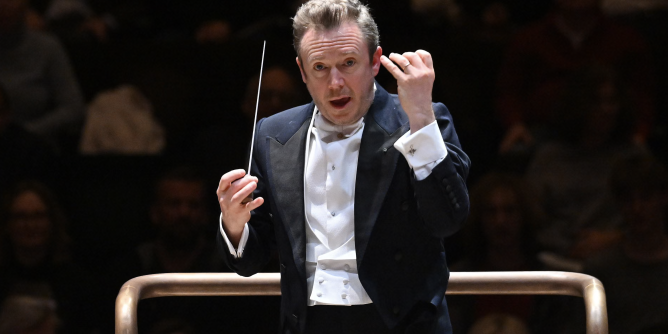 Daniel Harding conducting an orchestra after being named next LA Phil Music Director